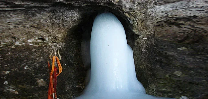 amarnath-temple-yatra-cave-ice-lingam.webp