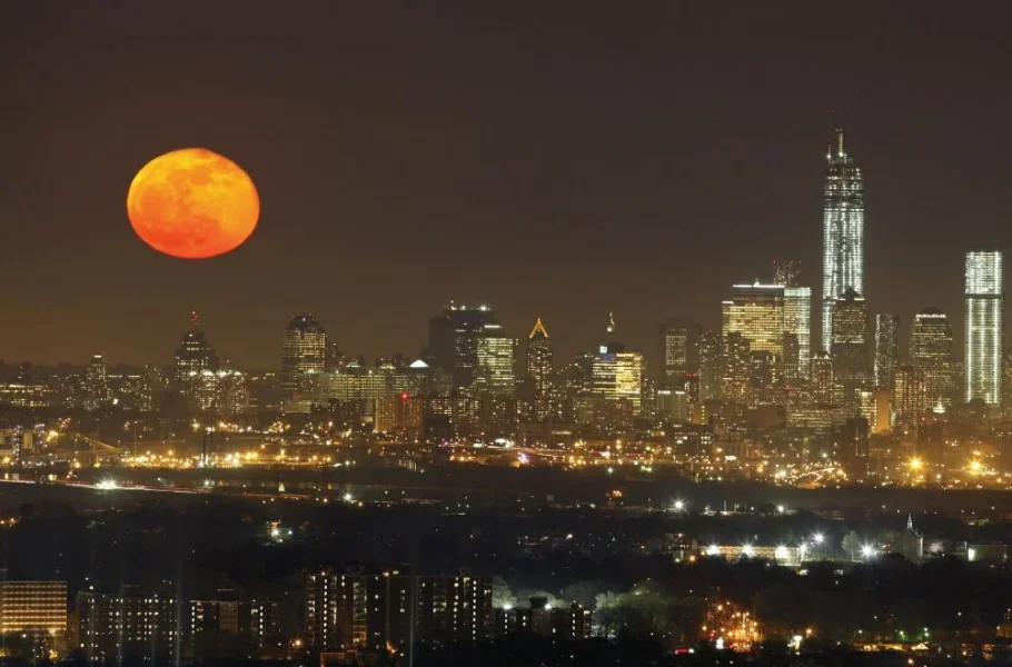 NY full moon April 2013.webp