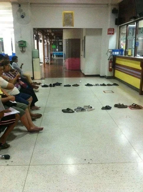 thai waiting in line.webp