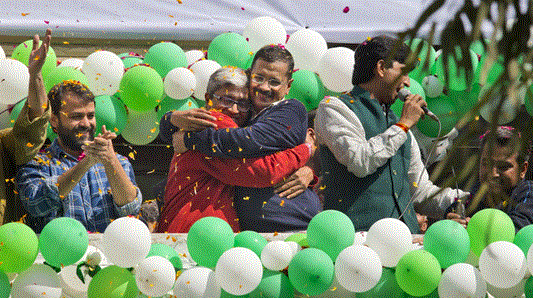 kejriwal hug.GIF