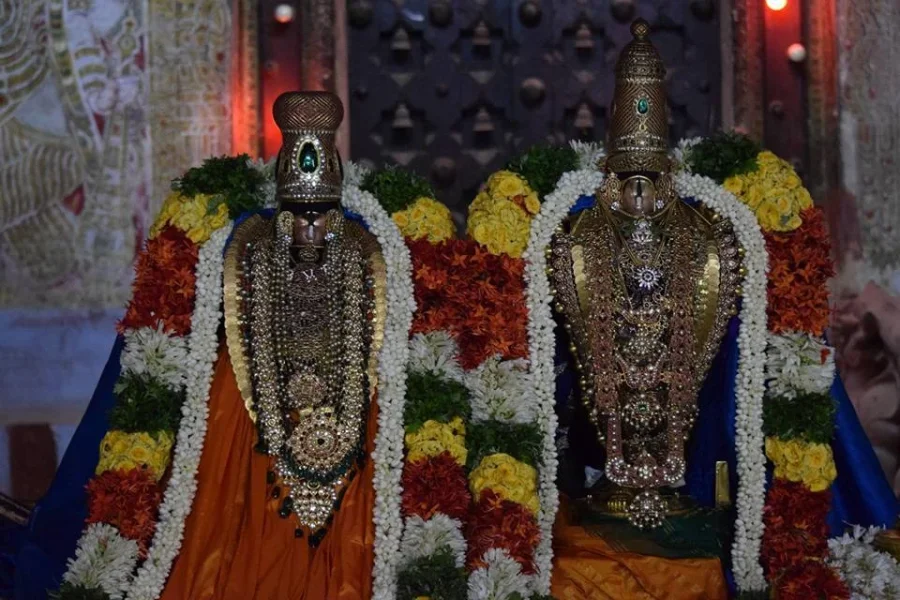 Vanamamalai Sri Deivanayaga Perumal and Srivaramangai Nachiar.webp