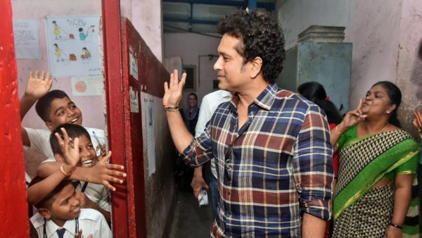 sachin-tendulkar-visits-a-school_acbc1b82-358e-11e8-9916-7e63ef9446cf.jpg